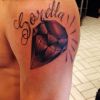 O jogador do Clube Barcelona tem tatuado no braço esquerdo um diamante com a palavra 'Sorella' (irmã, em italiano)