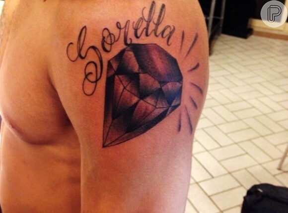 O jogador do Clube Barcelona tem tatuado no braço esquerdo um diamante com a palavra 'Sorella' (irmã, em italiano)