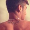 Neymar escreveu a palavra 'blessed' (abençoado) nas costas