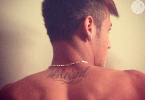 Neymar escreveu a palavra 'blessed' (abençoado) nas costas