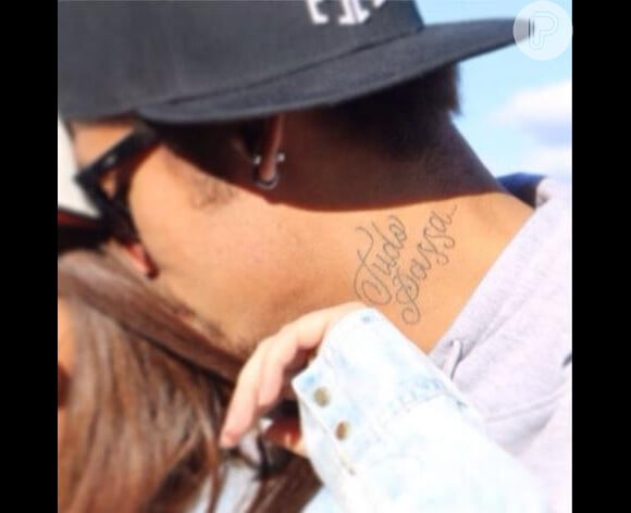 Quando terminou o namoro com bruna Marquezine, ele tatuou a frase 'tudo passa' no pescoço