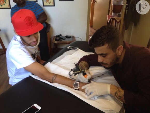 Rodrigo Morbeck, tatuador profissional desde 2005, fez a nova tatuagem do craque. Segundo uma fonte do Purepeople, Neymar exibiu a novidade aos amigos à noite, pegando o grupo de surpresa