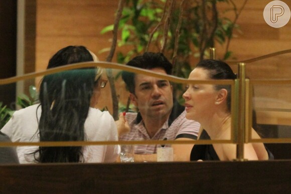 Claudia Raia e namorado, Jarbas, conversam com amigos durante o jantar