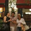 Claudia Raia e namorado, Jarbas, trocam carinho em shopping, no RJ