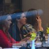 Fátima Bernardes sai para almoçar com amigos no Rio