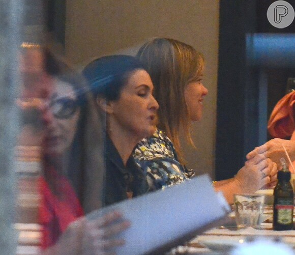 Fátima Bernardes almoça com William Bonner e a filha, Laura, na companhia de amigos no Rio