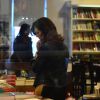 Fátima Bernardes confere títulos em livraria no Rio