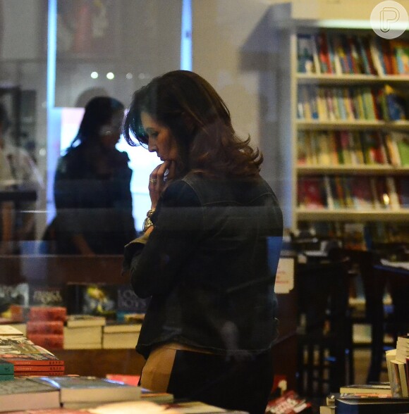 Fátima Bernardes confere títulos em livraria no Rio