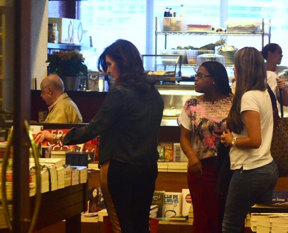 Fátima Bernardes escolhe livros em shopping no Rio