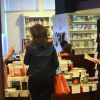 Fátima Bernardes passa em livraria em shopping no Rio