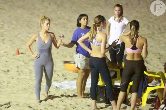 Carolina Dieckman se exercitou ao lado de outras alunas na praia de São Conrado
