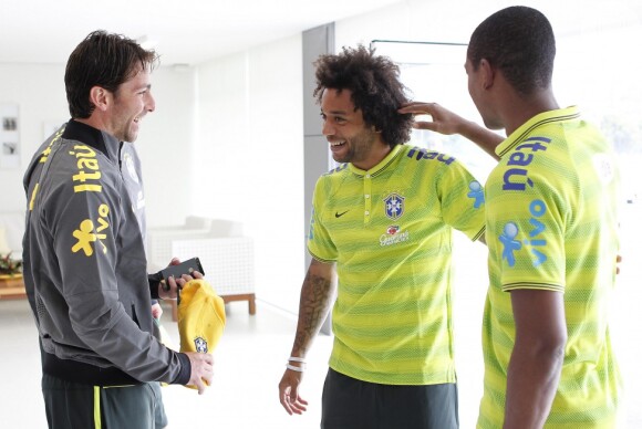 Marcelo, lateral da Seleção, usa penteado black power e se diverte com amigos da Seleção do Brasil