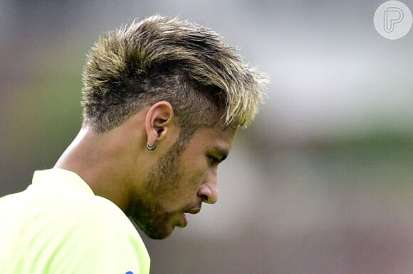 Neymar fica loiro para a Copa do Mundo e adota corte moderninho para enfrentar o México nesta terça-feira, 17 de junho de 2014