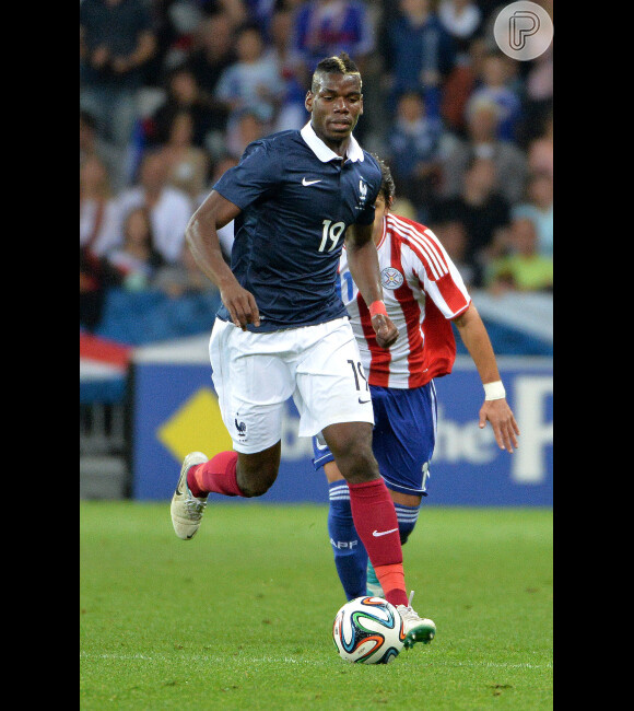 Jogador da Seleção da França, Paul Pogba desfila com moicano e investe em listras no couro cabeludo. É muita criatividade!