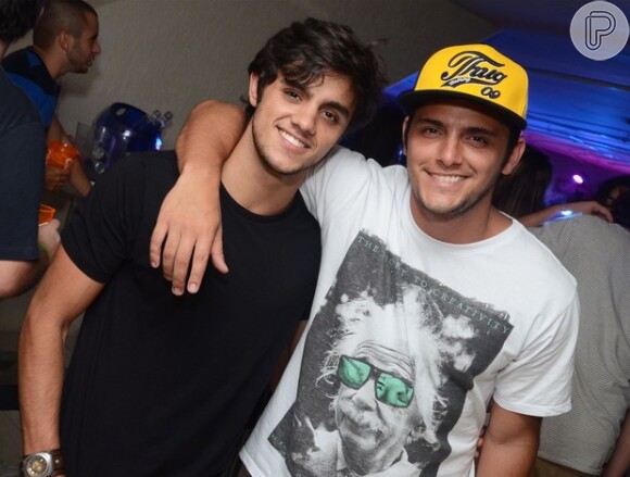 Felipe Simas vai estrear em 'Malhação' na próxima temporada e recebeu dicas de seu irmão Bruno Gissoni, em 27 de maio de 2014