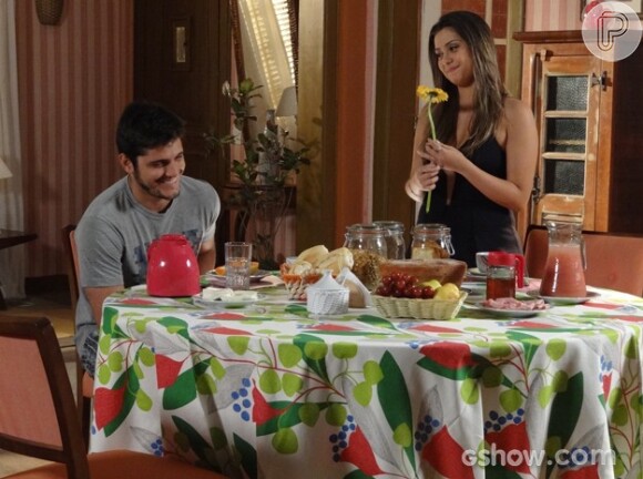 André (Bruno Gissoni) elogia a dedicação de Bárbara (Polliana Aleixo), que prepara um café da manhã para ele, na novela 'Em Família'