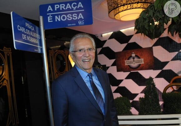 Carlos Alberto de Nóbrega recebe amigos na comemoração de seus 60s anos de carreira, em São Paulo, em 27 de maio de 2014