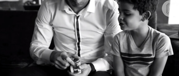 No vídeo, Cristiano Ronaldo beija e faz carinho no filho que o aguarda