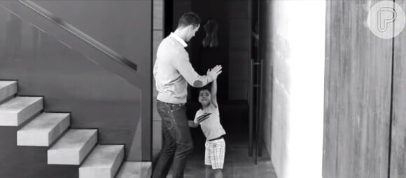 Enquanto Cristiano Ronaldo ficava indeciso olhando os modelos, o menino esbanjou fofura enquanto conversava e ajudava o pai a fazer sua escolha
