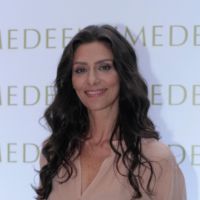 Maria Fernanda Cândido faz aplicação de vitamina no rosto para prevenir rugas