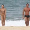 Malvino Salvador aproveita praia no Rio de Janeiro com a namorada, Sophie Charlotte,, em setembro de 2012