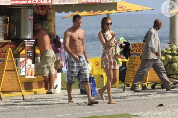 Malvino Salvador vai a praia do Rio acompanhado da namorada, Sophie Charlotte, em junho de 2012