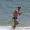 Malvino Salvador corre na areia para manter o corpão em setembro de 2012