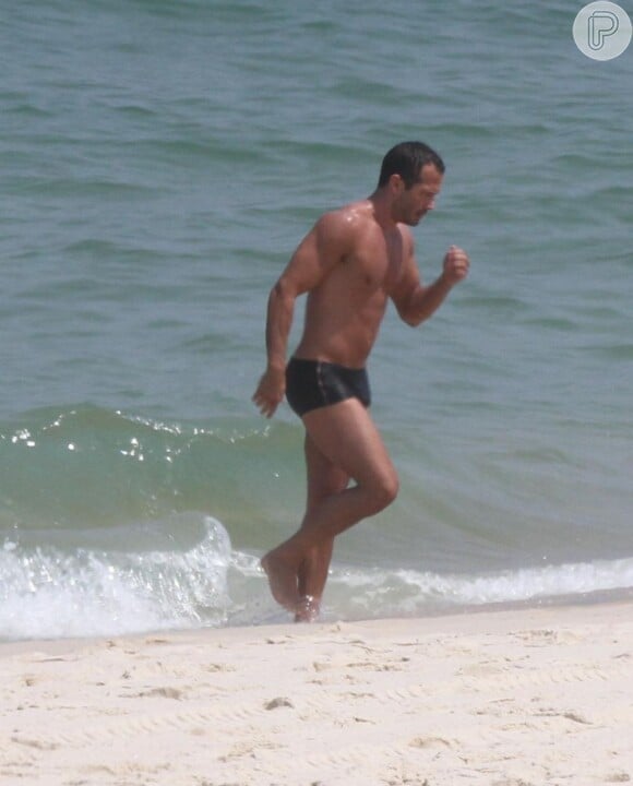 Malvino Salvador corre na areia para manter o corpão em setembro de 2012
