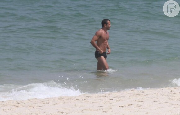 Malvino Salvador se refresca no mar da Barra da Tijuca, no Rio de Janeiro, em setembro de 2012
