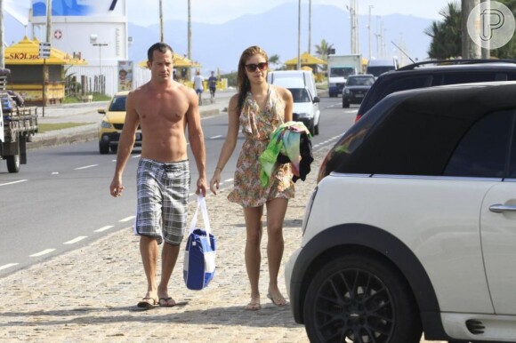 Malvino Salvador e Sophie Charlotte deixam a praia da Barra da Tijuca em junho de 2012