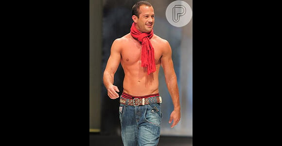 O ator Malvino Salvador desfilou sem camisa para a marca Manobra Radical no SC Mostra Moda Jeans, em março 2008