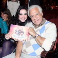 Antonio Fagundes e a namorada, Alexandra Martins, vão ao teatro juntos