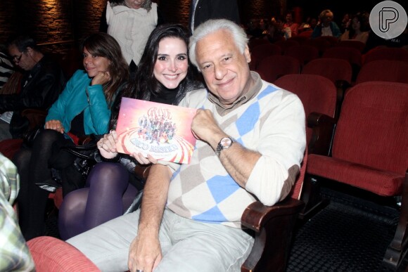 Antonio Fagundes vai ao teatro com a namorada, Alexandra Martins, para assistir ao espetáculo 'O Grande Circo Místico', no Rio (29 de maio de 2014)