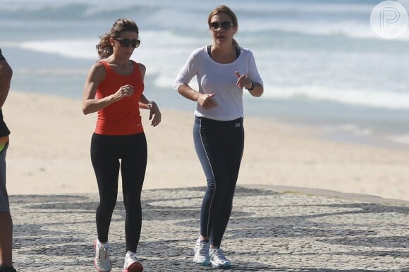Aproveitando esta sexta-feira 30 de maio de 2014 de sol, Adriana Esteves resolveu se exercitar na praia do Pepino, em São Conrado, Zona Sul do Rio de Janeiro