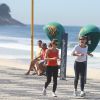 Adriana Esteves mostra boa forma ao se exercitar na praia do Pepino, São Conrado