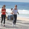 Adriana Esteve corre na orla de São Conrado, Rio, para manter a boa forma
