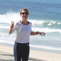 Adriana Esteves mostra boa forma ao se exercitar em praia de São Conrado, no RJ