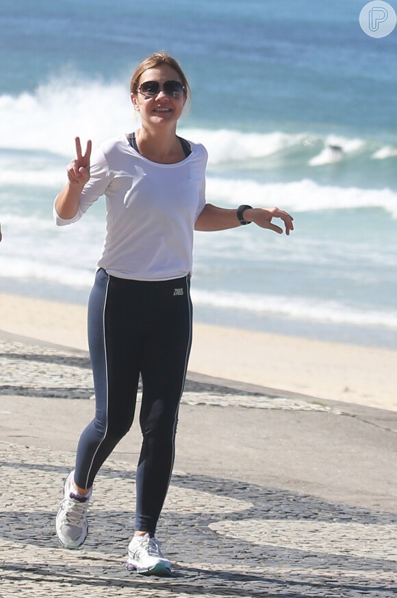 Adriana Esteves corre na orla de São Conrado, Rio, para manter a boa forma 30 de maio de 2014