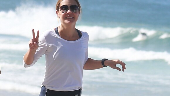 Adriana Esteves mostra boa forma ao se exercitar em praia de São Conrado, no RJ