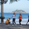 Adriana Esteves mostra boa forma ao se exercitar na praia do Pepino, São Conrado