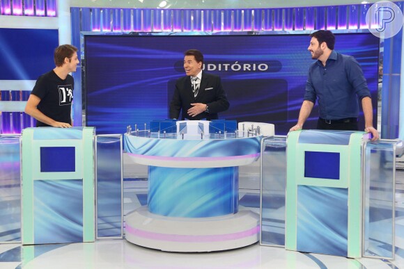 Danilo Gentili e Fábio Porchat foram recebidos no programa de Silvio Santos. O humorista do 'Porta dos Fundos' chegou a ser sondado pelo dono SBT para trabalhar na emissora