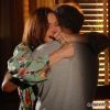 Helena (Julia Lemmertz) e Virgílio (Humberto Martins) se abraçam, emocionados, na novela 'Em Família'