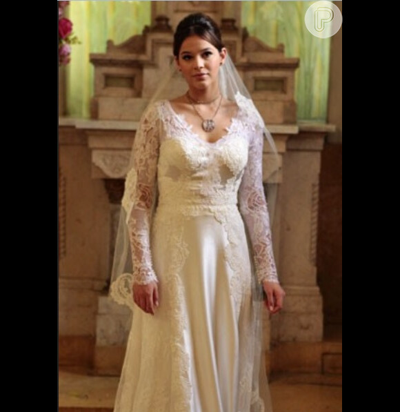Helena (Julia Lemmertz) resolve manter também o vestido de noiva com o qual quase se casou com Laerte (Gabriel Braga Nunes) há 20 anos, na novela 'Em Família'