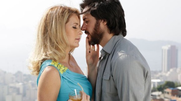 'Geração Brasil': Pamela (Claudia Abreu) beija Herval (Ricardo Tozzi) novamente