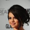Selena Gomez está gravando novas canções e aproveitando a vida de solteira com as amigas