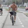 Klebber Toledo pedala na orla da Barra da Tijuca, no Rio