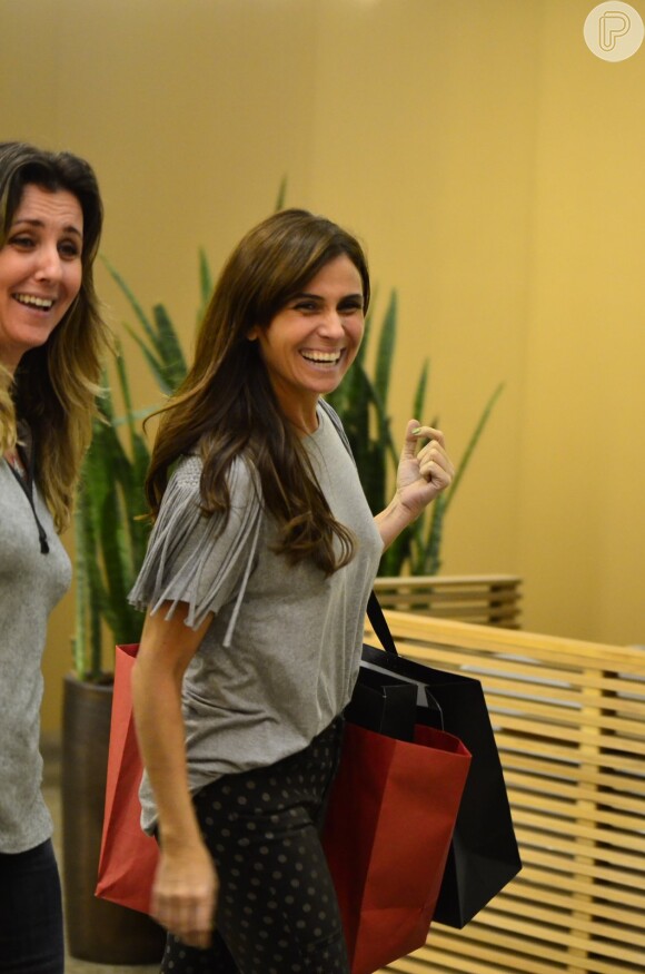 Giovanna Antonelli e  Christiane Alves sorriram para os fotógrafos