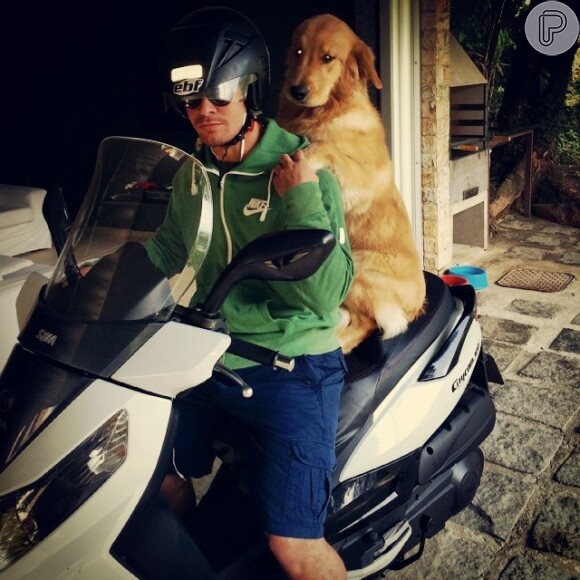 Thiago Martins publica foto na qual aparece com seu golden retriever Xico na garupa da moto, em 4 de junho de 2014