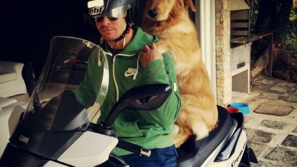 Thiago Martins coloca seu cachorro na garupa da moto: 'Sem capacete não pode'