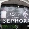 Rihanna lança seu perfume na Sephora da Champs-Élysées, em Paris